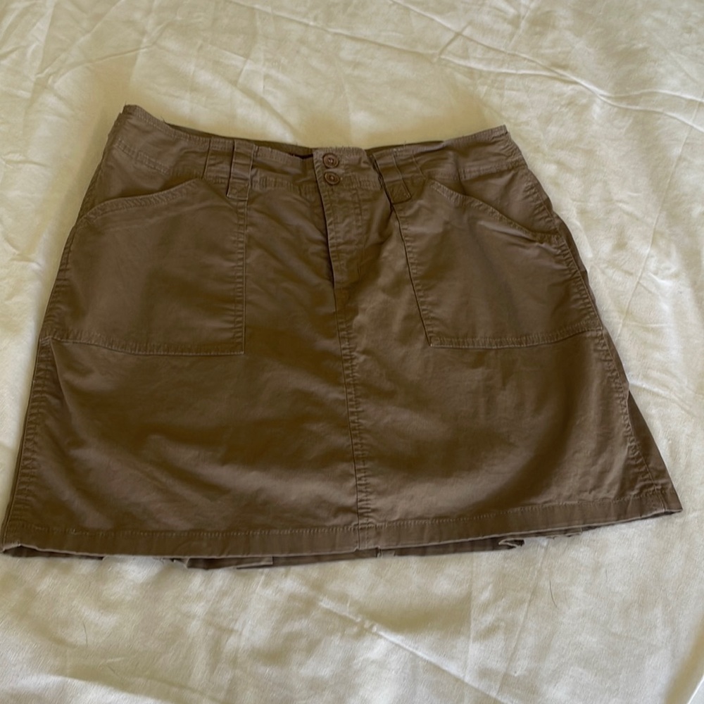 Gloria Vanderbilt women’s size 10 taupe cargo skort back pleats waist buckles